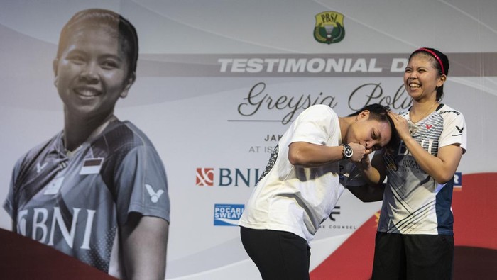 Peluk dan Tangis Apriyani untuk Greysia Polii Pebulu tangkis ganda putri Indonesia Greysia Polii (kanan) memeluk mantan pasangan bulu tangkis ganda putrinya Apriyani Rahayu (kiri) pada acara
