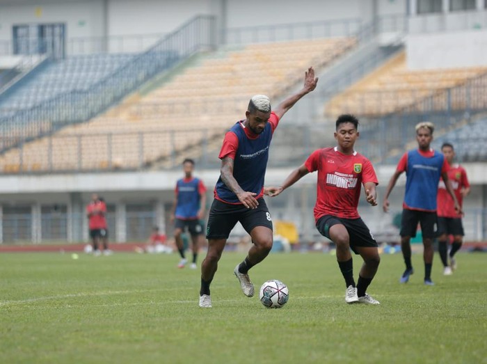 Pemain Persebaya training session di GBLA