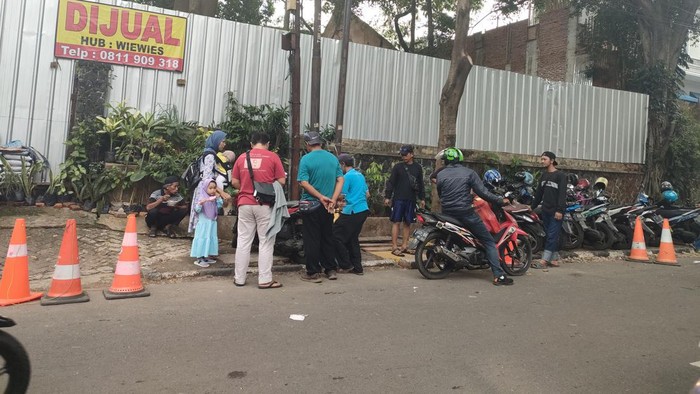 Pemotor kebingungan mencari pentil ban usai dirazia Dishub DKI Jakarta di Tebet Eco Park