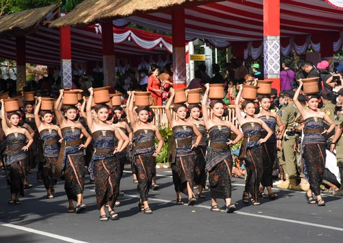 Penampilan Peed Aya Duta Kota Denpasar serangkaian Pesta Kesenian Bali XLIV Tahun 2022 di Depan Monumen Perjuangan Rakyat Bali Bajra Sandi, Denpasar, Minggu (12/6/2022).