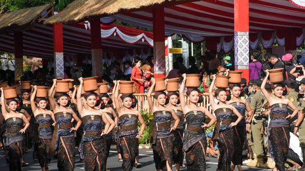Penampilan Peed Aya Duta Kota Denpasar serangkaian Pesta Kesenian Bali XLIV Tahun 2022 di Depan Monumen Perjuangan Rakyat Bali Bajra Sandi, Denpasar, Minggu (12/6/2022).