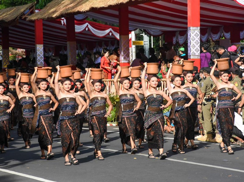 Penampilan Peed Aya Duta Kota Denpasar serangkaian Pesta Kesenian Bali XLIV Tahun 2022 di Depan Monumen Perjuangan Rakyat Bali Bajra Sandi, Denpasar, Minggu (12/6/2022).