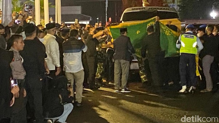 Peti jenazah Eril tiba di Gedung Pakuan Bandung.