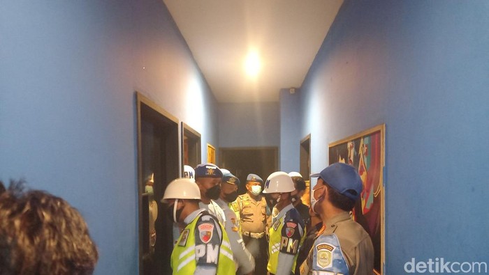 Petugas dari Satpomau melakukan razia ke sejumlah tempat hiburan malam di Subang