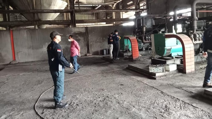 Petugas KLHK saat datang ke pabrik PT SIPP beberapa waktu lalu.