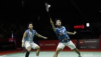 Apriyani/Fadia kembali memulai gim kedua dengan agresif. Chen/Jia mampu tampil tenang untuk menangani tekanan ganda Indonesia tersebut, bahkan langsung membuka jarak enam poin dan unggul 8-2.