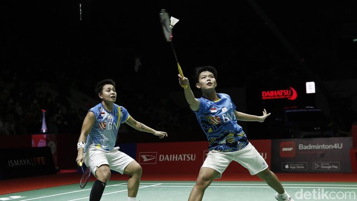 Apriyani Rahayu/Siti Fadia Silva Ramadhanti harus puas jadi runner-up ganda putri Indonesia Masters 2022. Mereka kalah 18-21 & 12-21 dari wakil China, Chen Qing Chen/Jia Yi Fan, Minggu, 12/6/2022.