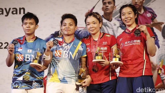 Apriyani Rahayu/Siti Fadia Silva Ramadhanti harus puas jadi runner-up ganda putri Indonesia Masters 2022. Mereka kalah 18-21 & 12-21 dari wakil China, Chen Qing Chen/Jia Yi Fan, Minggu, 12/6/2022.
