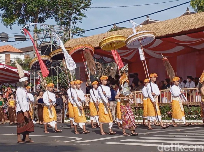 Sebanyak 2.400 seniman memeriahkan pawai atau peed aya pembukaan Pesta Kesenian Bali (PKB) ke-44 di depan Monumen Perjuangan Rakyat Bali Bajra Sandhi, Kota Denpasar. Mereka tergabung dalam 24 kelompok yang mewakili kabupaten dan kota se-Bali, lembaga pendidikan hingga BUMN serta BUMD, Minggu, 12/6/2022.