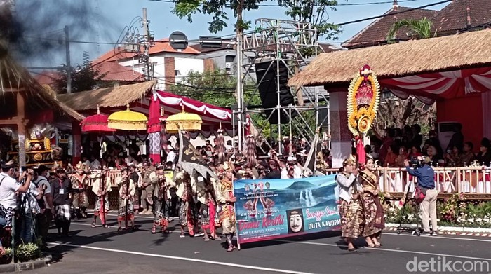 Sebanyak 2.400 seniman memeriahkan pawai atau peed aya pembukaan Pesta Kesenian Bali (PKB) ke-44 di depan Monumen Perjuangan Rakyat Bali Bajra Sandhi, Kota Denpasar. Mereka tergabung dalam 24 kelompok yang mewakili kabupaten dan kota se-Bali, lembaga pendidikan hingga BUMN serta BUMD, Minggu, 12/6/2022.
