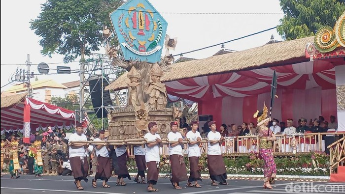 Sebanyak 2.400 seniman memeriahkan pawai atau peed aya pembukaan Pesta Kesenian Bali (PKB) ke-44 di depan Monumen Perjuangan Rakyat Bali Bajra Sandhi, Kota Denpasar. Mereka tergabung dalam 24 kelompok yang mewakili kabupaten dan kota se-Bali, lembaga pendidikan hingga BUMN serta BUMD, Minggu, 12/6/2022.