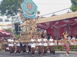 Sebanyak 2.400 seniman memeriahkan pawai atau peed aya pembukaan Pesta Kesenian Bali (PKB) ke-44 di depan Monumen Perjuangan Rakyat Bali Bajra Sandhi, Kota Denpasar. Foto: I Wayan Sui Suadnyana