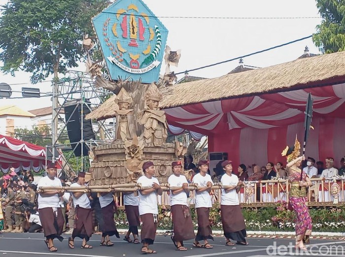 Sebanyak 2.400 seniman memeriahkan pawai atau peed aya pembukaan Pesta Kesenian Bali (PKB) ke-44 di depan Monumen Perjuangan Rakyat Bali Bajra Sandhi, Kota Denpasar. Mereka tergabung dalam 24 kelompok yang mewakili kabupaten dan kota se-Bali, lembaga pendidikan hingga BUMN serta BUMD, Minggu, 12/6/2022.