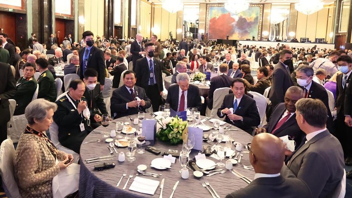 Momen Menhan Prabowo semeja dengan PM Singapura dan PM Jepang di IISS Shangri-La Dialogue 2022, seperti dalam keterangan tertulis, Minggu (12/6/2022).