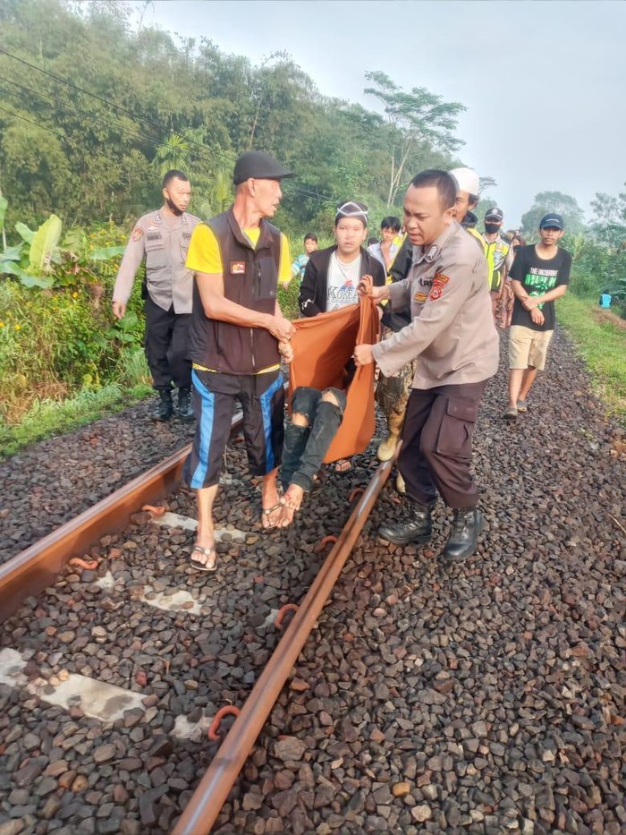 Pria di Sukabumi terserempet kereta api saat ketiduran di perlintasan kereta api.