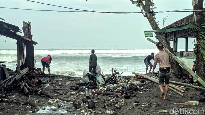 Puluhan warung di pesisir Pantai Citepus, Palabuhanratu, Kabupaten Sukabumi rusak diterjang banjir rob.