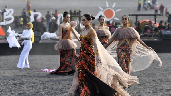 Model memperagakan busana Gebyar Batik Pamekasan pada pegelaran Eksotika Bromo di Lautan Pasir kawasan Taman Nasional Bromo Tengger Semeru. Model memperagakan busana Gebyar Batik Pamekasan pada pegelaran Eksotika Bromo di Lautan Pasir kawasan Taman Nasional Bromo Tengger Semeru.