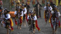 Sejumlah tarian, musik dan peragaan busana batik ditampilkan pada pertunjukan tersebut dengan tujuan melestarikan budaya dan mengangkat potensi wisata di kawasan itu. Kali ini Festival Eksotika Bromo 2022 mengambil tema Ruwat Rawat Segoro Gunung serta Majukan Pariwisata Ekonomi Kreatif di wilayah Bromo Tengger Semeru.