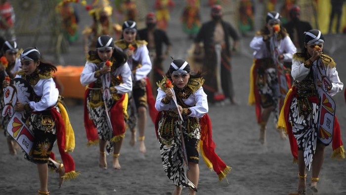 Sejumlah penari menampilkan tarian Rampak Barong Tengger  pada pegelaran Eksotika Bromo di Lautan Pasir kawasan Taman Nasional Bromo Tengger Semeru, Probolinggo, Jawa Timur, Sabtu (11/6/2022). Sejumlah tarian, musik dan peragaan busana batik ditampilkan pada pertunjukan tersebut dengan tujuan melestarikan budaya dan mengangkat potensi wisata di kawasan itu. ANTARA FOTO/Zabur Karuru/nym.