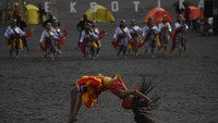Penari mementaskan kesenian Reog pada pegelaran Eksotika Bromo di Lautan Pasir kawasan Taman Nasional Bromo Tengger Semeru. Meski digelar secara terbuka selama 2 hari pada tahun ini, panitia penyelenggara yakni Komunitas Seni Jatiswara Indonesia menerapkan protokol kesehatan super ketat bagi para pengunjung.