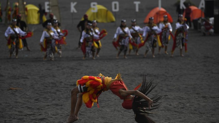 Ragam Tarian Meriahkan Pagelaran Eksotika Bromo Sejumlah penari menampilkan tarian Rampak Barong Tengger pada pegelaran Eksotika Bromo di Lautan Pasir kawasan Taman Nasional Bromo Tengger Semeru, Probolinggo, Jawa Timur, Sabtu (11/6/2022). Sejumlah tarian, musik dan peragaan busana batik ditampilkan pada pertunjukan tersebut dengan tujuan melestarikan budaya dan mengangkat potensi wisata di kawasan itu. ANTARA FOTO/Zabur Karuru/nym.