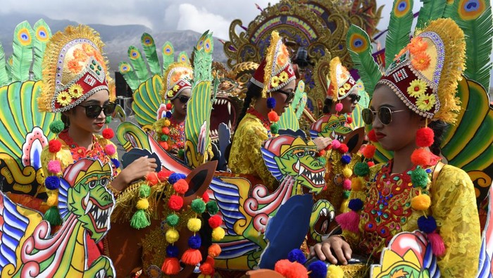 Ragam Tarian Meriahkan Pagelaran Eksotika Bromo Sejumlah penari menampilkan tarian Rampak Barong Tengger pada pegelaran Eksotika Bromo di Lautan Pasir kawasan Taman Nasional Bromo Tengger Semeru, Probolinggo, Jawa Timur, Sabtu (11/6/2022). Sejumlah tarian, musik dan peragaan busana batik ditampilkan pada pertunjukan tersebut dengan tujuan melestarikan budaya dan mengangkat potensi wisata di kawasan itu. ANTARA FOTO/Zabur Karuru/nym.