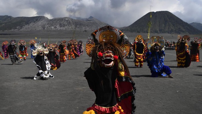 Sejumlah penari menampilkan tarian Rampak Barong Tengger  pada pegelaran Eksotika Bromo di Lautan Pasir kawasan Taman Nasional Bromo Tengger Semeru, Probolinggo, Jawa Timur, Sabtu (11/6/2022). Sejumlah tarian, musik dan peragaan busana batik ditampilkan pada pertunjukan tersebut dengan tujuan melestarikan budaya dan mengangkat potensi wisata di kawasan itu. ANTARA FOTO/Zabur Karuru/nym.