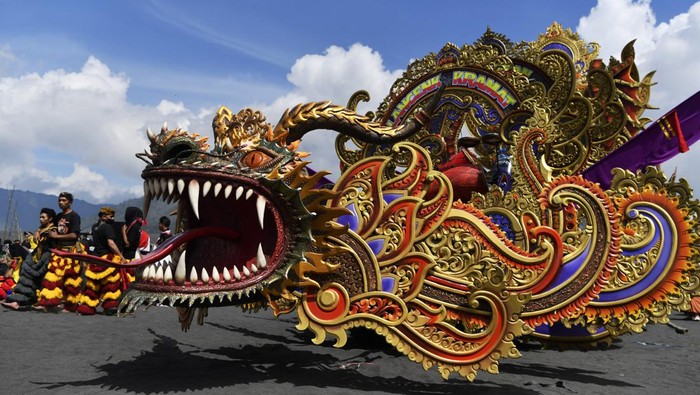 Ragam Tarian Meriahkan Pagelaran Eksotika Bromo Kelompok musik Keramat Percussion menampilkan sebuah kendaraan hias pada pegelaran Eksotika Bromo di Lautan Pasir kawasan Taman Nasional Bromo Tengger Semeru, Probolinggo, Jawa Timur, Sabtu (11/6/2022). Sejumlah tarian, musik dan peragaan busana batik ditampilkan pada pertunjukan tersebut dengan tujuan melestarikan budaya dan mengangkat potensi wisata di kawasan itu. ANTARA FOTO/Zabur Karuru/nym.