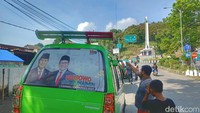 Stiker besar dukungan Prabowo-Cak Imin ditempel di kaca belakang angkot saat deklarasi dukungan untuk maju Pilpres 2024.