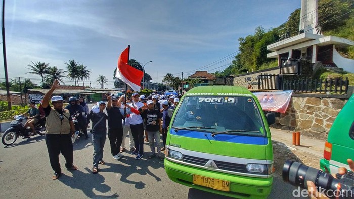 Ratusan sopir angkot di Kabupaten Bandung mendukung Prabowo Subianto dan Muhaimin Iskandar maju Pilpres 2024. Mereka dinilai layak dan pas untuk memimpin Indonesia, Minggu, 12/6/2022.