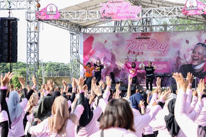 Srikandi Ganjar Kalimantan Barat (Kalbar) menggelar acara Milenial Fun Day Festival (MFDF) di halaman Stadion Sultan Syarif Abdurrahman, Kota Pontianak, Kalimantan Barat.