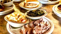 Menu paling populer di restoran ini adalah menu dengan suwiran daging ayam dan makaroni mayones serta sayuran sebagai pelengkap. Foto: onlyinyourstate.com
