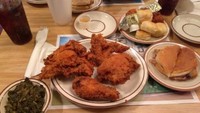 Mereka juga menyediakan potongan ayam goreng yang renyah dan garing. Tentunya menu ini disukai banyak orang. Foto: onlyinyourstate.com