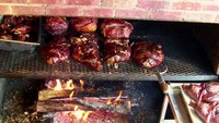 Selain ayam, mereka juga menyediakan daging babi. Inilah bentuk daging mereka yang sedang diasapi agar rasanya lebih lezat. Foto: Facebook/@KingsBarbecueVA  