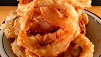 Ternyata restoran barbecue legendaris ini juga menyediakan onion ring yang renyah garing. Sangat cocok dijadikan makanan pembuka! Foto: onlyinyourstate.com