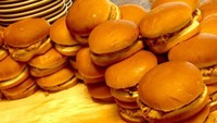 Roti burger dengan permukaan halus ini berjejer dan siap untuk dihidangkan. Tampaknya burger juga menjadi menu andalan mereka ya. Foto: onlyinyourstate.com