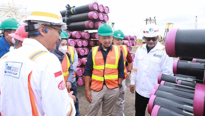 RI Pasok 1.200 Metrik Ton Pipa ke Uganda dan Kuwait Sebanyak 1.200 ton metrik pipa diekspor ke Uganda dan Kuwait. Industri hulu migas diharapkan semakin memberi dampak positif bagi ekonomi nasional, Minggu, 12/6/2022.