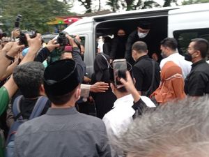 Ridwan Kamil dan Istri Naik Mobil Jenazah Eril Menuju Bandung