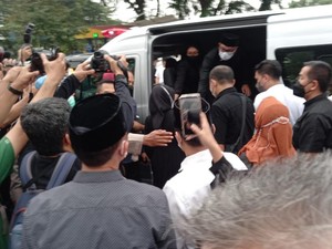 Ridwan Kamil dan Istri Naik Mobil Jenazah Eril Menuju Bandung