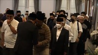 Keluarga dan sejumlah warga memberikan ungkapan belasungkawa kepada Ridwan Kamil. (Tangkapan Layar YouTube/Humas Jabar)