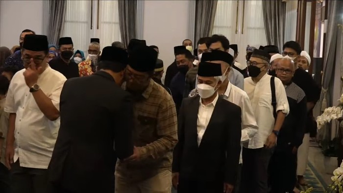 Saat Ridwan Kamil Pimpin Salat Jenazah Eril Gubernur Jawa Barat, Ridwan Kamil, menjadi imam salat jenazah anaknya, Emmeril Kahn Mumtadz atau Eril. Salat jenazah Eril dilaksanakan di Gedung Pakuan Bandung, Minggu, 12/6/2022.