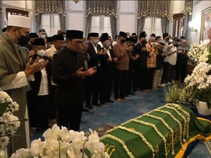 Selawat Ribuan Siswa Jabar Iringi Eril Menuju Peristirahatan Terakhir