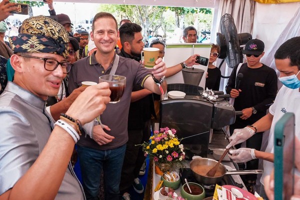 Sandiaga mencoba minuman kopi di Vespa World Days. Sandiaga menilai event seperti Vespa World Days memberikan dampak yang besar terhadap kebangkitan pariwisata dan ekonomi kreatif tanah air. Sandiaga mencoba minuman kopi di Vespa World Days. Sandiaga menilai event seperti Vespa World Days memberikan dampak yang besar terhadap kebangkitan pariwisata dan ekonomi kreatif tanah air.