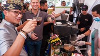 Sandiaga mencoba minuman kopi di Vespa World Days. Sandiaga menilai event seperti Vespa World Days memberikan dampak yang besar terhadap kebangkitan pariwisata dan ekonomi kreatif tanah air.