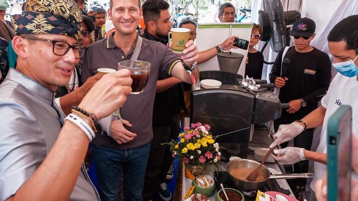 Menteri Pariwisata dan Ekonomi Kreatif/Kepala Badan Pariwisata dan Ekonomi Kreatif (Menparekraf/Kabaparekraf) Sandiaga Salahuddin Uno menghadiri Vespa World Days (VWD) 2022 di Bali, Minggu (12/6/2022).