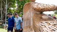 Sandiaga melihat hasil karya Vespanisti yang selalu unik. Vespa World Days berlangsung mulai 9 hingga 12 Juni 2022 dan dipusatkan di Peninsula Island, Nusa Dua, Bali.  