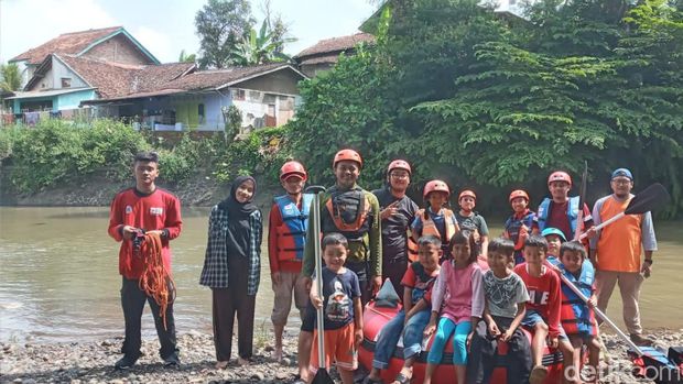 Sejumlah anak membersihkan sampah sekaligus memasang peraturan rambu sungai di Kelurahan Cipanengah, Kecamatan Lembursitu, Kota Sukabumi.