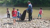 Serunya Belajar Sambil Membersihkan Sungai Di Sukabumi