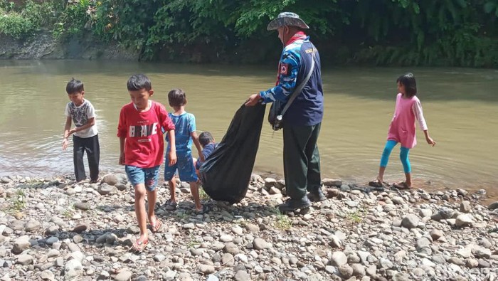 Sejumlah anak membersihkan sampah sekaligus memasang peraturan rambu sungai di Kelurahan Cipanengah, Kecamatan Lembursitu, Kota Sukabumi.