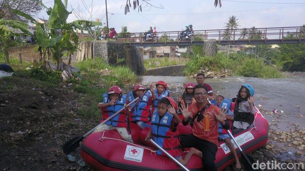 Sejumlah anak membersihkan sampah sekaligus memasang peraturan rambu sungai di Kelurahan Cipanengah, Kecamatan Lembursitu, Kota Sukabumi.